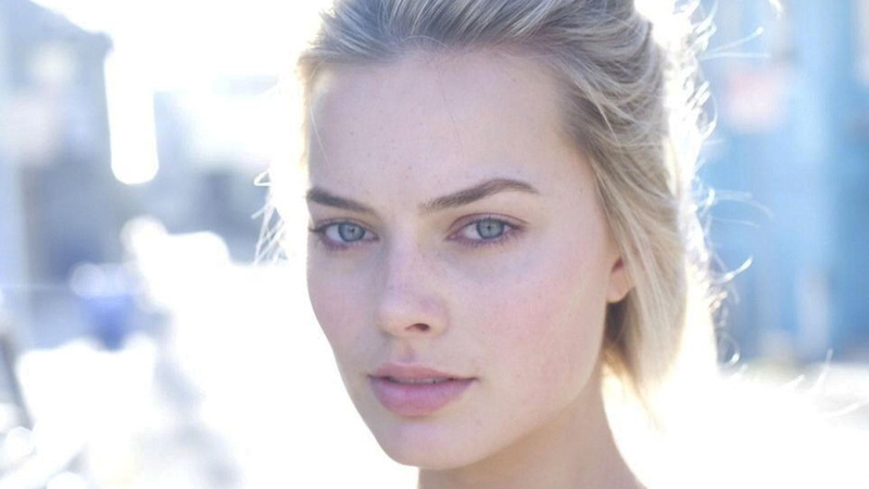 young adult, hair, sunlight, looking at camera, one person, Margot Robbie, human face, 1080P, blonde, s, back lit, front view, beautiful woman, contemplation