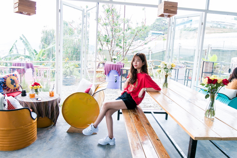 t, neck, family, seat, house, bench, leisure, beautiful, lifestyles, pose, furniture, beautiful woman, young, fun, model, hairstyle, relaxation, one person