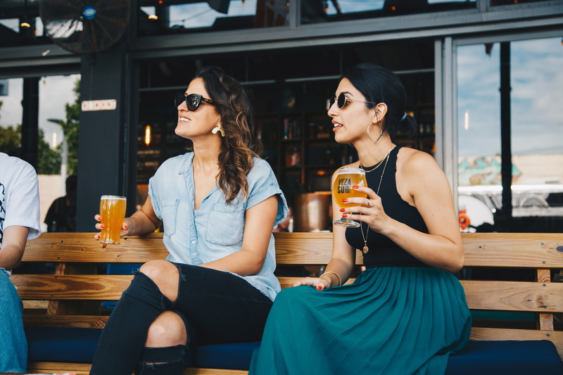 sit, bar, leisure activity, beautiful woman, glass, alcohol, alcoholic beverages, drinking, 5K, recreation, girl, beer glass, glasses, friends, outdoors