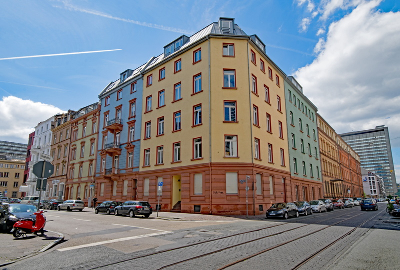 sunlight, architecture, city Life, land vehicle, 5K, building Exterior, city, car, sky, transportation, mode of transportation, old building, urban Scene
