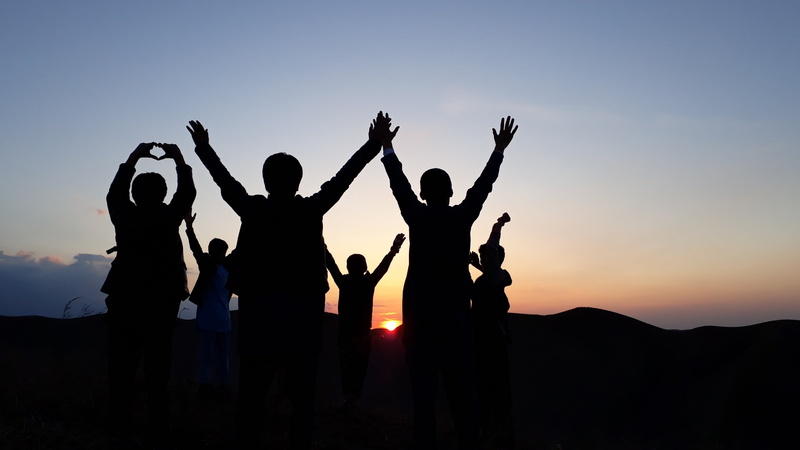 excitement, sky, medium group of people, arms raised, lifestyles, twilight, togetherness, standing, people, happiness, friendship, evening, sunset, real people