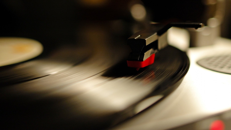 audio equipment, selective focus, spinning, mixing, close-up, arts culture and entertainment, vinyl, motion, blurred motion, 1080P, equipment, turntable