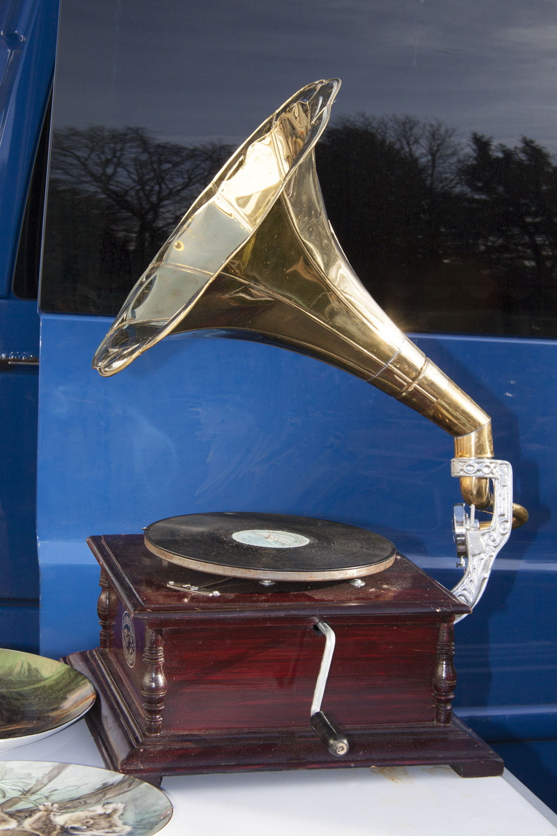 nature, gold colored, blue, history, old, junk, brown, car, playback of sound, used, Device, sky, Playback, reflection, architecture, musical equipment