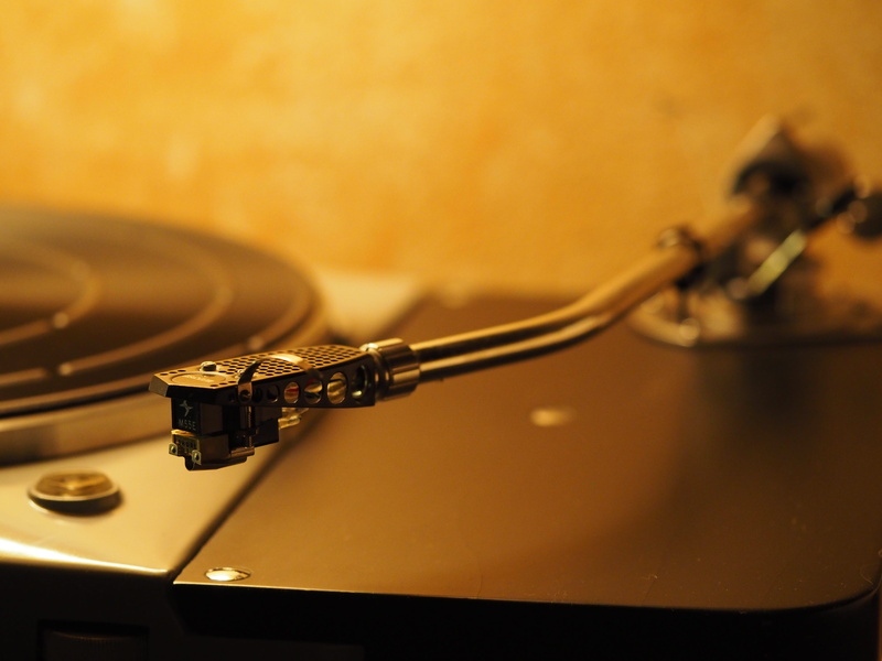 stroboskob, retro styled, music playback, studio shot, selective focus, gold colored, technology, thorens, musical equipment, records, sme, vintage, sound recording equipment