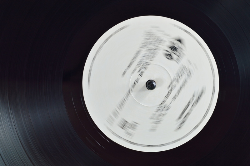 retro styled, arts culture and entertainment, sound, white, record, song, recording, shape, black, turntable, no people, audio equipment, disk, black background