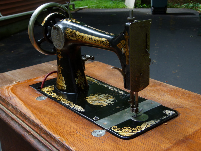old, vintage, table, industry, focus on foreground, machinery, sewing Needle, indoors, craft, day, sewing-machine, fashion, technology, sew, close-up, treadle