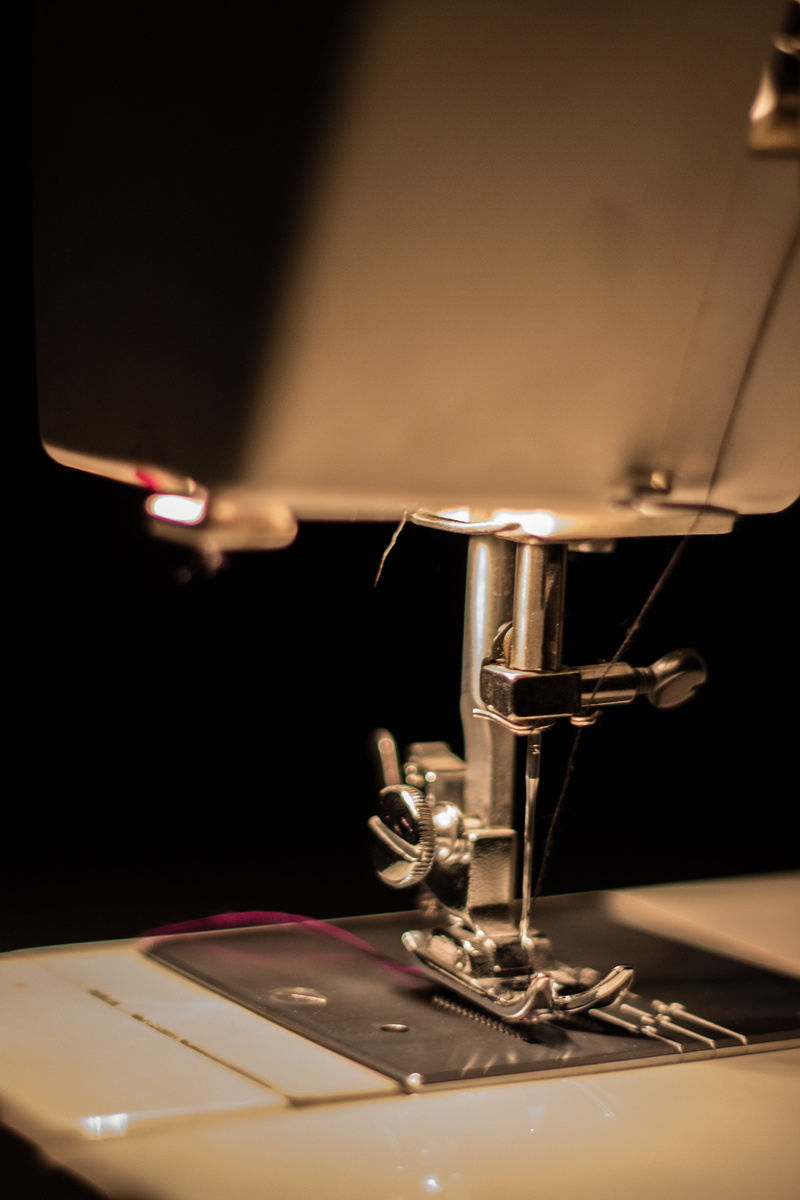 sew, vintage, metal, antique, 5K, stitch, needle, spool, illuminated, close-up, manufacturing equipment, needlework, tailoring, machinery, clothing, retro