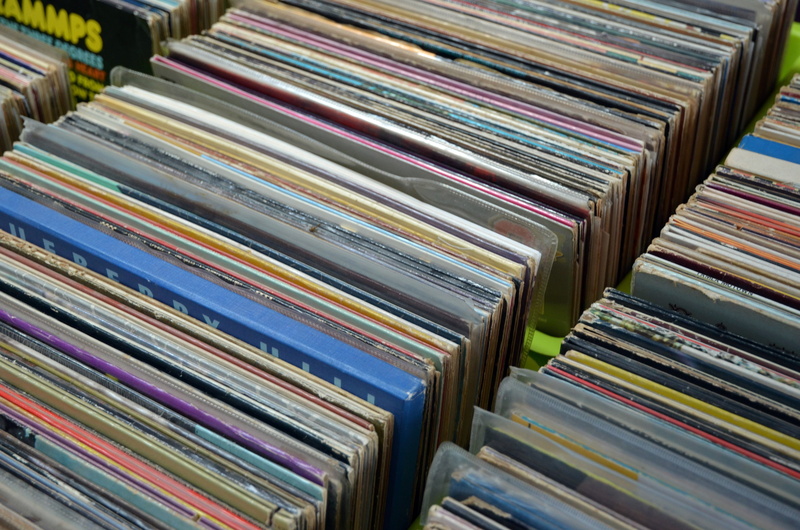 33 rpm, stacks, variation, abundance, gramophone, close-up, records, in a row, sleeve, shelf, large group of objects, heap, assorted, stack, lot, backgrounds