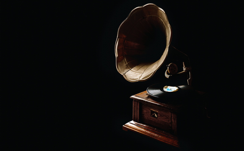 dark, copy space, still life, studio shot, arts culture and entertainment, focus, 2K, technology, wood - material, projection, record, analog, gramophone