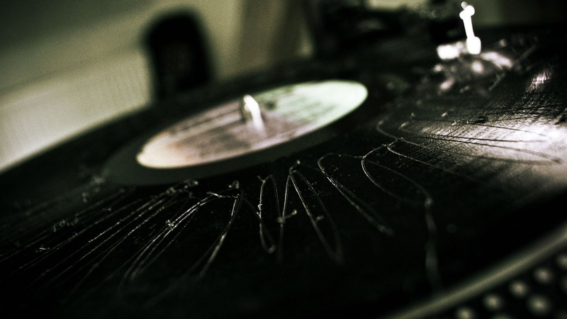 vinyl, steel, nostalgia, history, technology, record, the past, indoors, gramophone, turntable, no people, reflection, music, close-up, old, metal, alloy