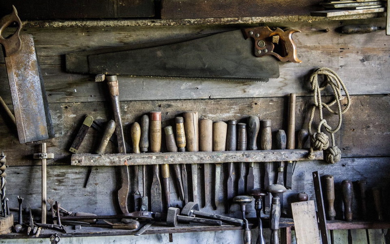 1080P, still life, rusty, iron - metal, large group of objects, work tool, herramientas, no people, workshop, close-up, indoors, equipment, obsolete, choice