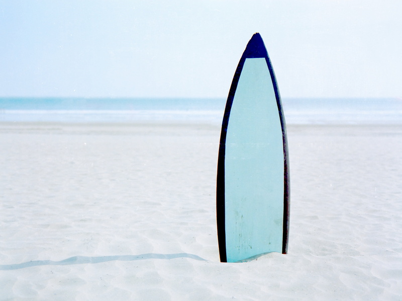 simple, sea, tranquil scene, day, water, single object, beach, surfboards, focus on foreground, horizon, nature, sky, outdoors, land, cyan, photography