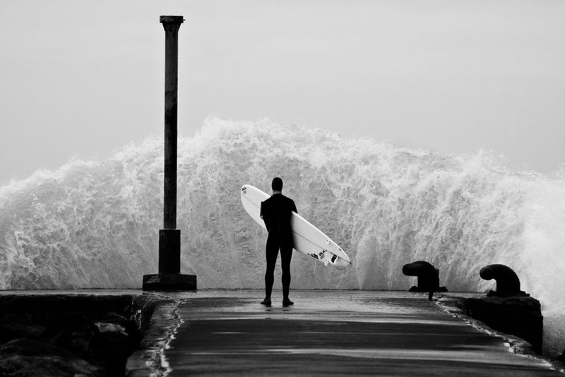 lifestyles, outdoors, beauty in nature, two, surfers, white, people, sea, black, standing, day, men, nature, rear view, leisure activity, silhouette, 720P