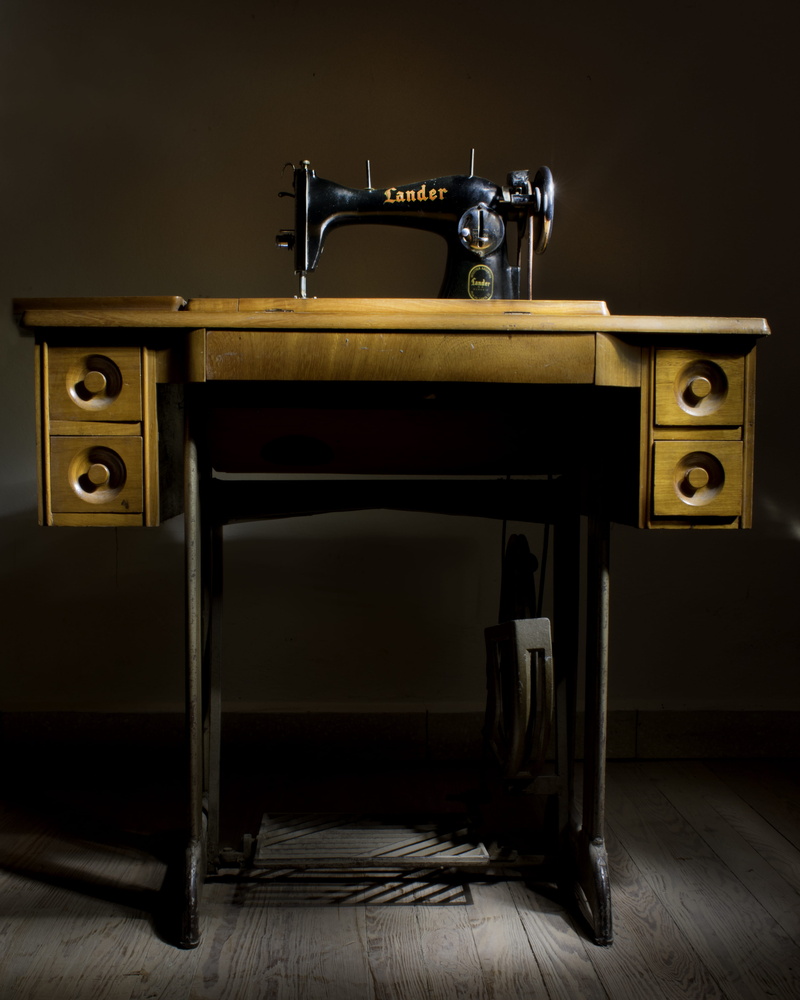 technology, old, table, 4K, machine, communication, wood - material, still life, lander, furniture, retro styled, black, telephone, sewing, no people