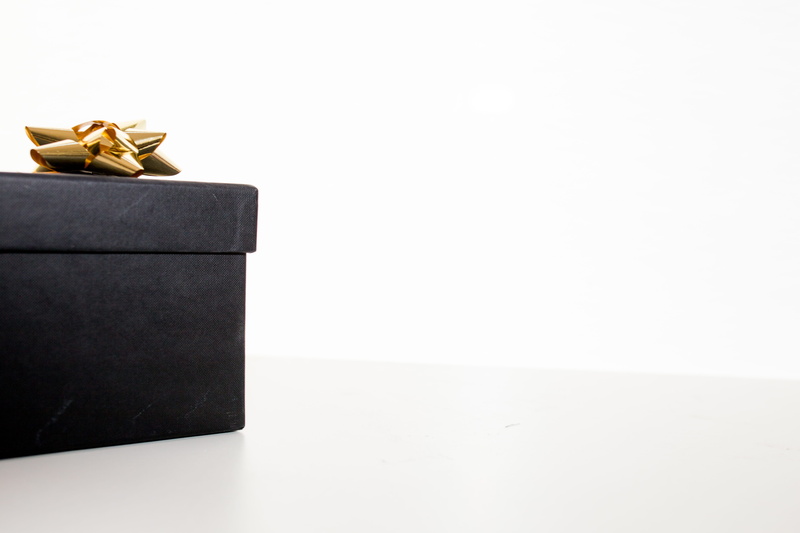 white background, decoration, box - Container, Box, container, indoors, 5K, luxury, Christmas Gift, gold, christmas, black, ribbon, studio shot, ribbon - sewing item