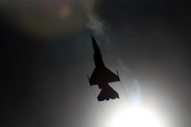 air vehicle, darkness, flag, mode of transportation, sun, air, sky, sunset, day, outdoors, sunlight, 5K, planes, plane, low angle view, silhouette, airplane