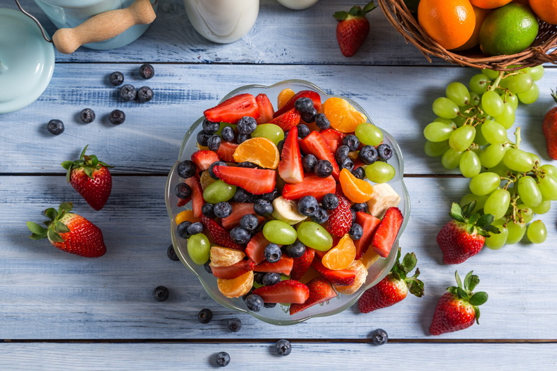 vegetarian food, kiwi - fruit, strawberry, food, freshness, kiwi, table, wellbeing, blueberry, salad, 2K, ripe, berry fruit, healthy eating, breakfast