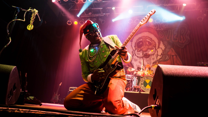 music, guitarist, popular music concert, arts culture and entertainment, player, event, rock, electric guitar, microphone, musical, musical instrument