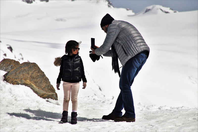 look, togetherness, 5K, girl, posing, cell, phone, father, photography, biel, at the court of, winter, man, land, nature, tour, dog show, field, a young boy