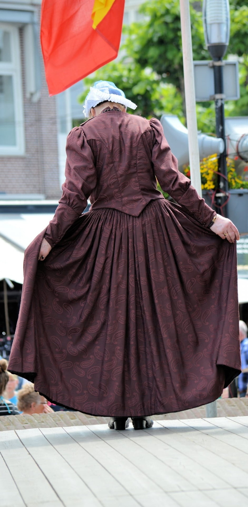 built structure, tourist, full length, vintage, women, holland, outdoors, ethnic, performance, festival, cultural, woman, historic, nature, costume, attraction