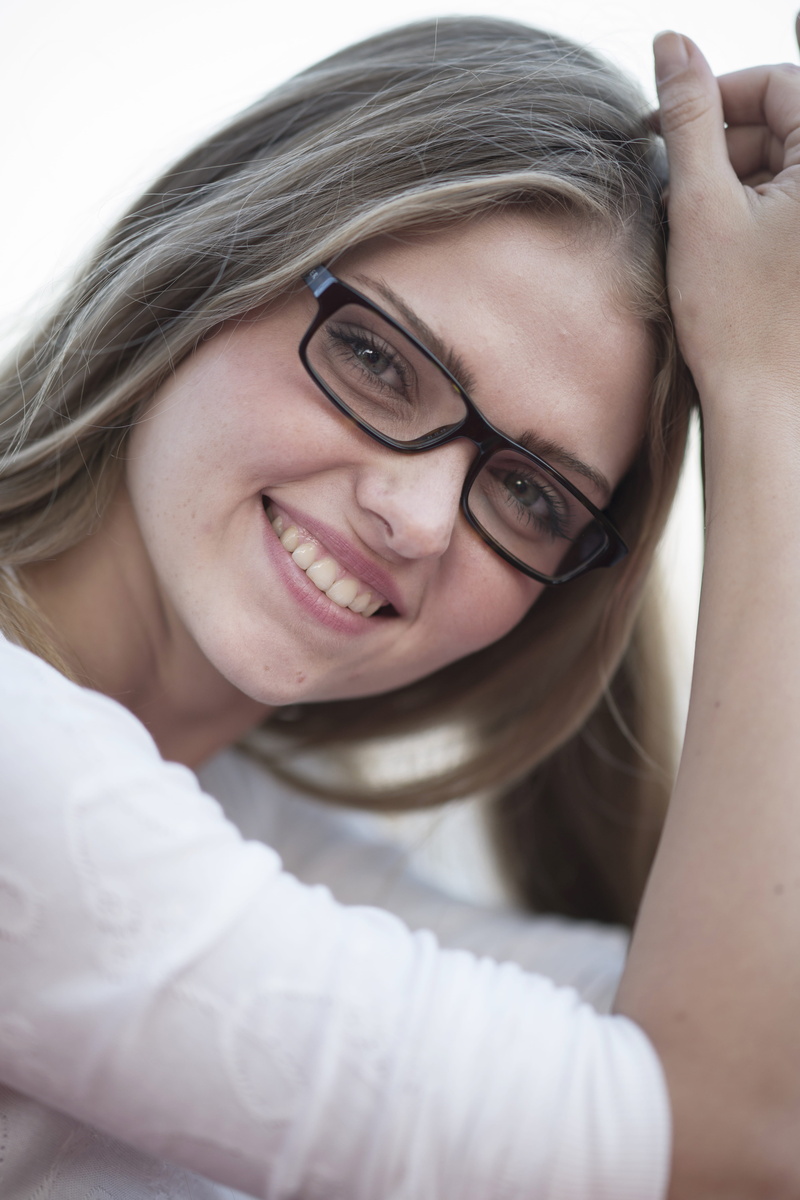 looking at camera, casual Clothing, fashion, smiling, hairstyle, Model, cheerful, lip, one woman only, woman, pretty girl, eyeglasses, emotion, black, face