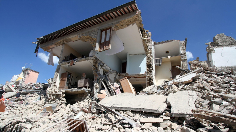damaged, building exterior, architecture, demolished, broken, decline, destruction, seism, terrible, junkyard, day, ruined, run-down, breaking, collapsing
