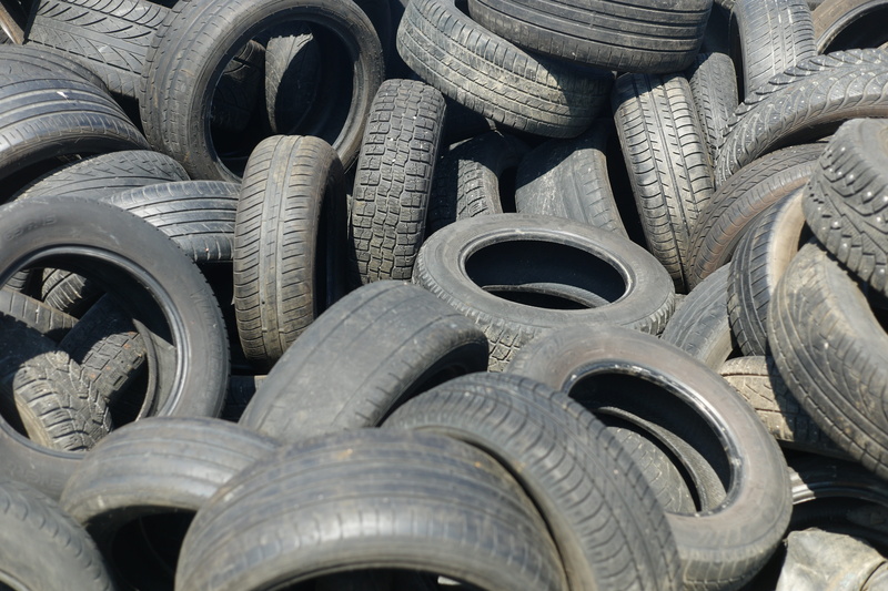 no people, day, tire, full frame, transportation, abundance, 5K, junkyard, automobile industry, debris, wheel, garbage, large group of objects, recycling