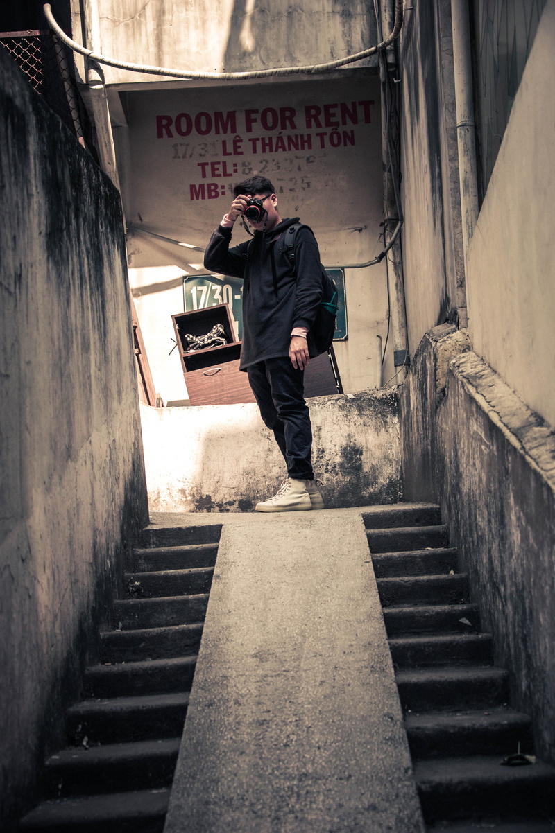 adult, sleeved, outdoors, wall - building feature, the way forward, architecture, men, 4K, real people, one person, taking picture, rustic, lifestyles