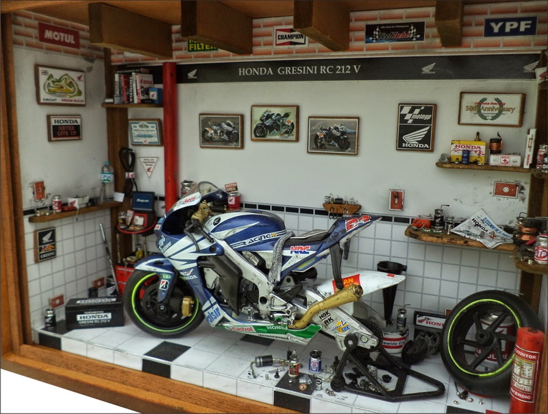 absence, indoors, no people, picture frame, toy, transportation, shelf, frame, motorcycle, wheel, 720P, sport, large group of objects, table, still life