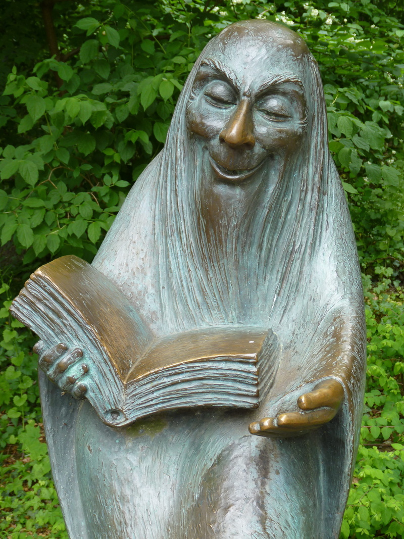 märchengarten ludwigsburg, male likeness, art and craft, reading, day, man, read, book, angel, craft, storytellers, focus on foreground, outdoors, tree