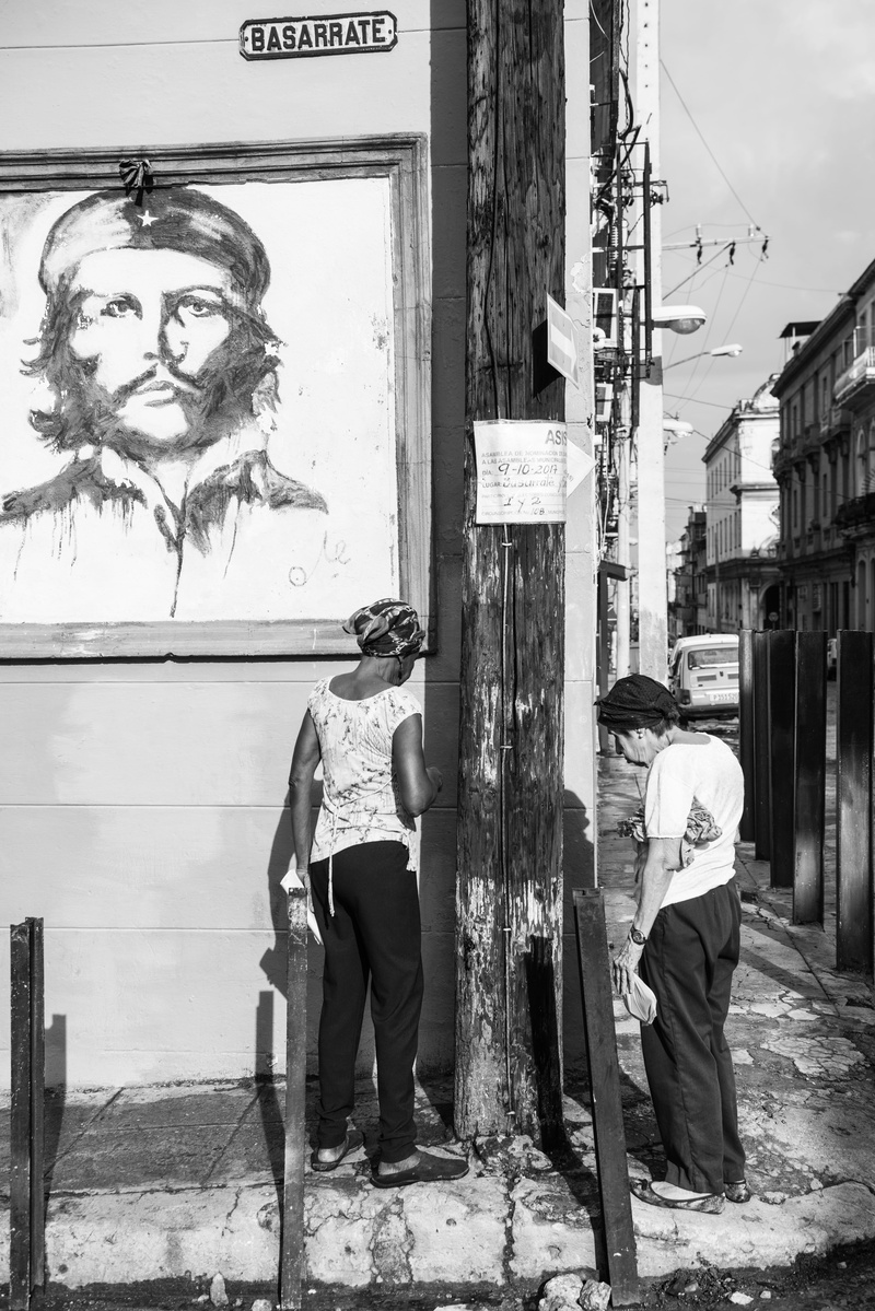 full length, people, havana, standing, communication, day, 5K, casual clothing, storytelling, lifestyles, leisure activity, travel, cuba, adult, culture