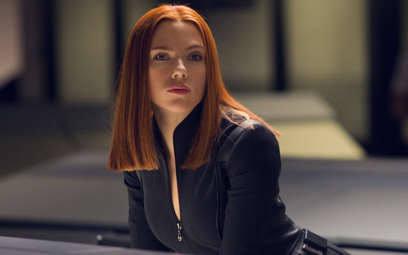 hero, johanson, hair, looking at camera, redhead, adult, contemplation, business, widow, beautiful woman, young women, black, scarlette, focus on foreground