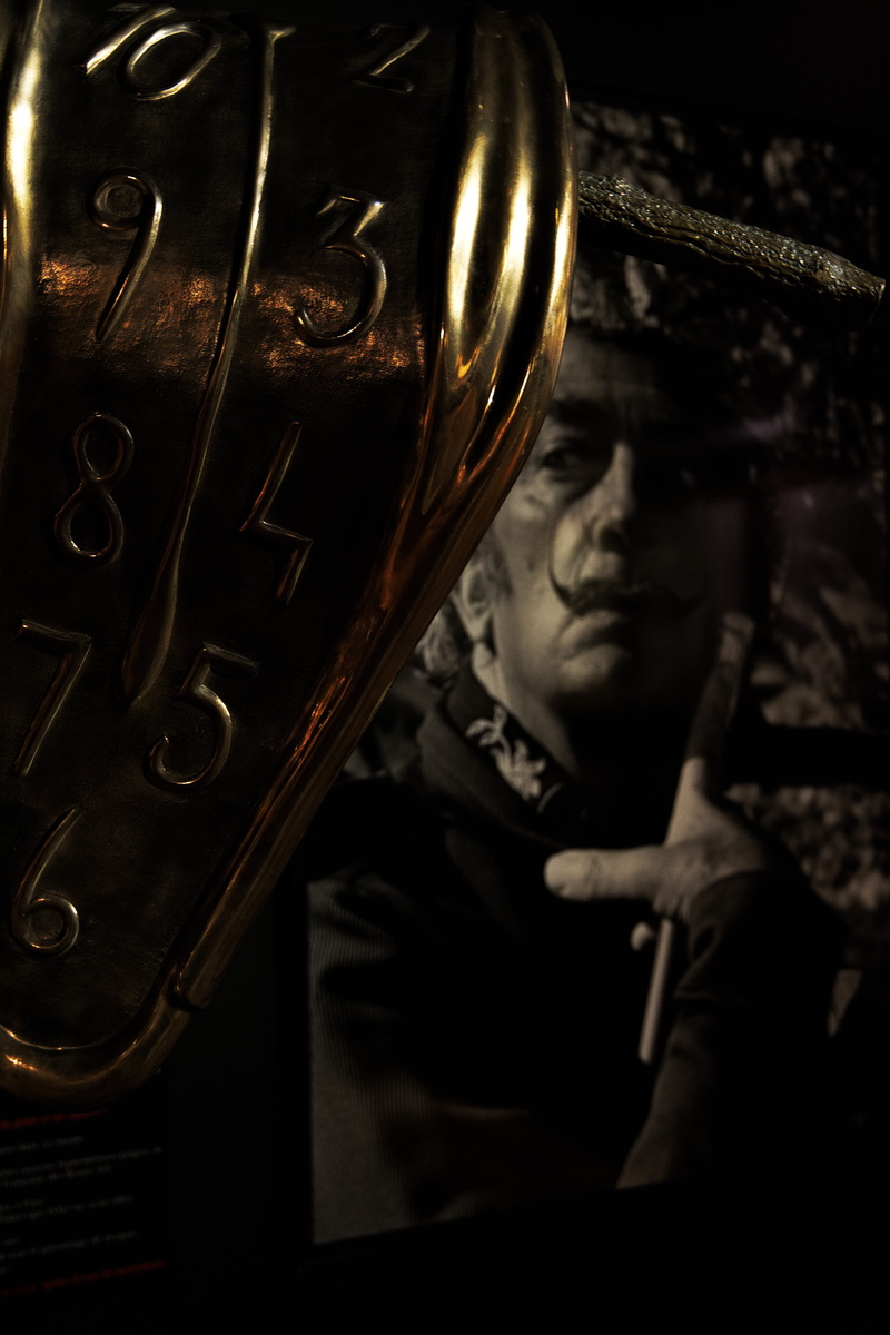 indoors, arts culture and entertainment, male likeness, technology, close-up, 5K, music, night, representation, dali, Exposure, gramophone, statue, art and craft