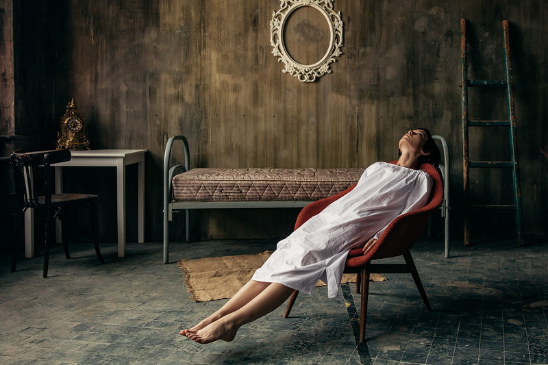 Aleksey Trifonov, side view, leisure activity, women, contemplation, indoors, table, luxury, lifestyles, females, 720P, seat, one person, beautiful woman