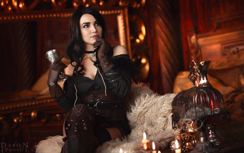 adult, Thigh Highs, hairstyle, Long Hair, leather, beautiful woman, illuminated, Yennefer of Vengerberg, The Witcher 3: Wild Hunt, elegance, Cosplay, Glove