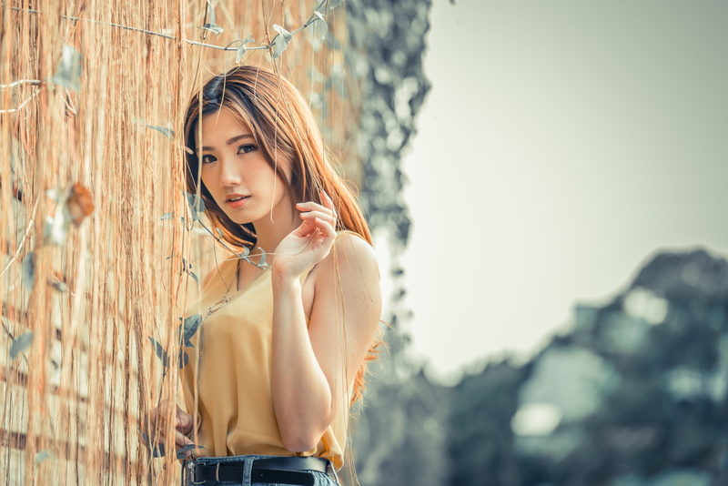 looking at viewer, necklace, 4K, depth of field, women outdoors, photography, model, outdoors, Asian, belt, women, portrait, dyed hair, brunette