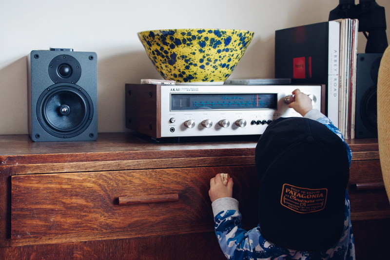 technology, speaker, baby, entertainment, 2K, caucasian Ethnicity, lounge, old-fashioned, people, sound, radio, receiver, record, person, adult, one Person