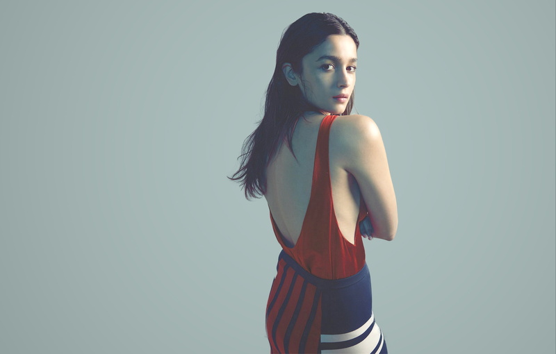 looking at camera, standing, young women, 1080P, hair, front view, looking, hairstyle, alia, lifestyles, beautiful woman, contemplation, studio shot, indoors