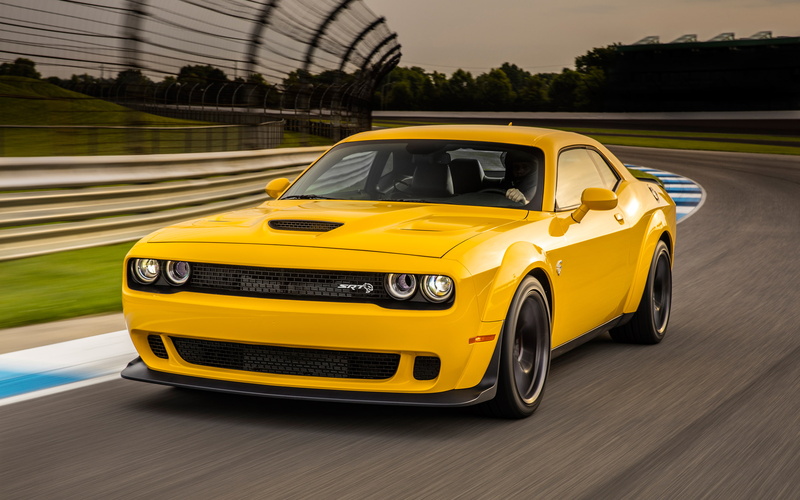 car, yellow, motion, transportation, built structure, travel, vintage car, 2018, day, motor vehicle, Challenger, yellow taxi, outdoors, land vehicle, architecture