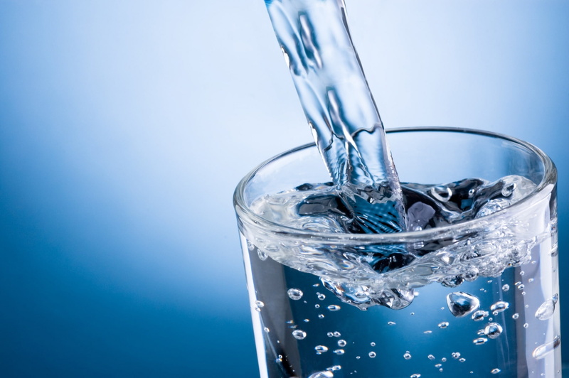 1080P, blue background, drinking water, cold temperature, no people, freshness, glass, refreshment, non-alcoholic beverage, splashing, drinking glass