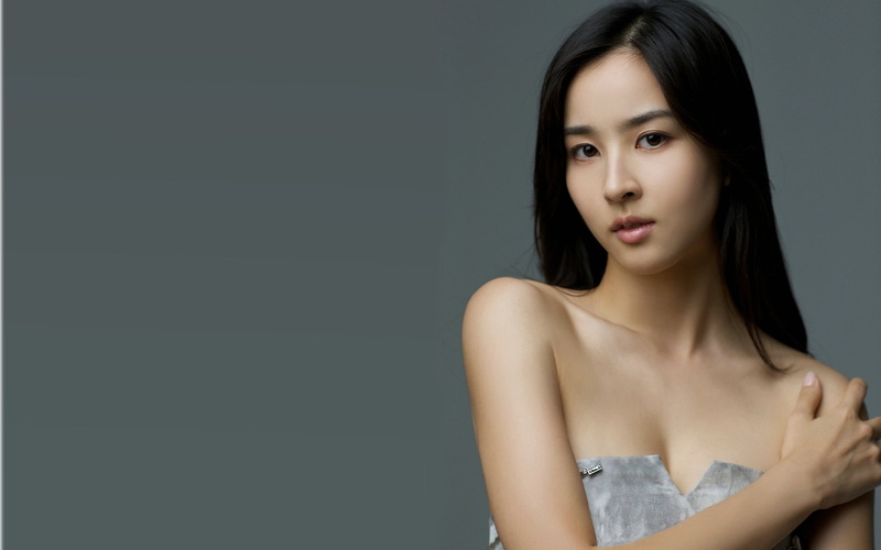  white, studio shot, copy space, colored background, hairstyle, hye, beauty, fashion, women, beautiful woman, top, one person, looking at camera