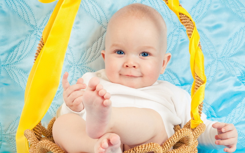 small, joy, innocence, close-up, smiling, beauty, one Person, yellow, happiness, real people, onesie, young, babyhood, people, new Life, portrait, white