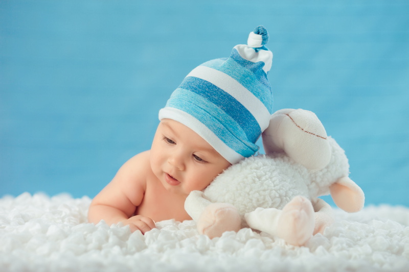 knit hat, one person, child, sweet, blue, 8K, childhood, striped, face, baby, young, white, newborn, real people, beanie, lying down, s, innocence, kid