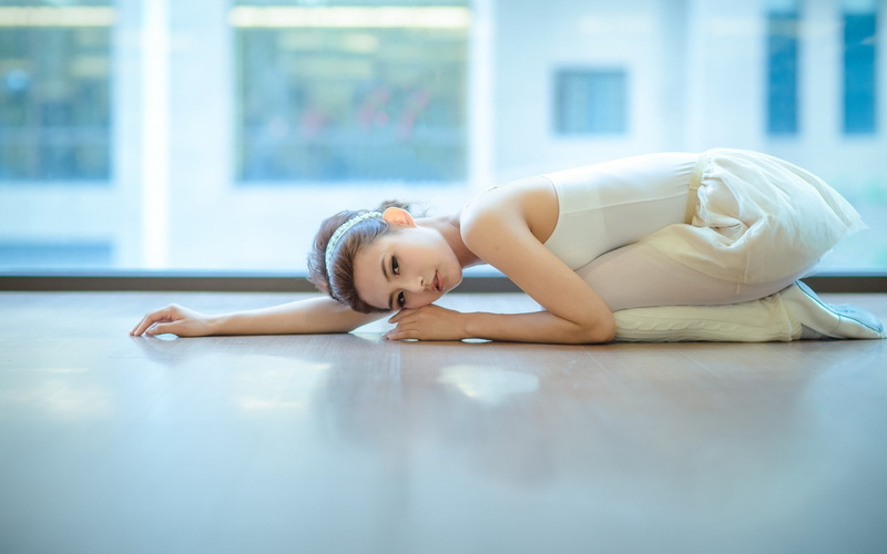 innocence, women, real people, babyhood, day, model, girls, s, on the floor, lifestyles, white dress, baby, one person, full length, ballet, dress, lying down