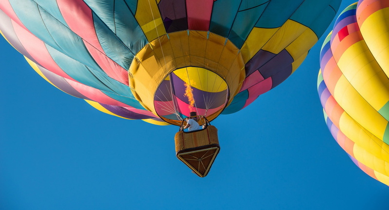 outdoors, hot air balloon, balloon, clear sky, blue, directly below, ballooning festival, yellow, hot air balloons, sky, 1080P, helium, day, fire, flying