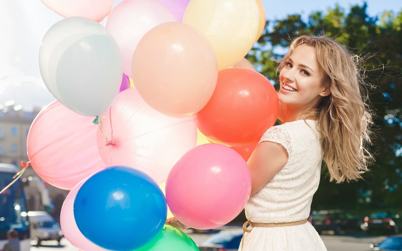surprise, emotion, adult, holding, leisure activity, blond hair, multi Colored, pink Color, women, helium, blue, fun, caucasian Ethnicity, waist up, smile