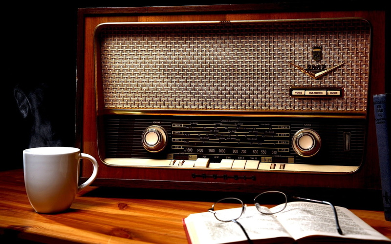 vintage, anime, no people, stereo, urban, refreshment, cup, radio, coffee - drink, table, wood - material, technology, 1080P, antique, mug, coffee, arts culture and entertainment