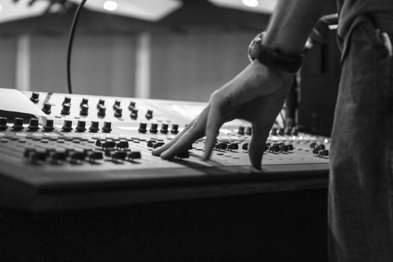 close-up, human hand, control, watch, selective focus, sound mixer, sound, 5K, hands, arts culture and entertainment, muscular build, sport, audio, knobs