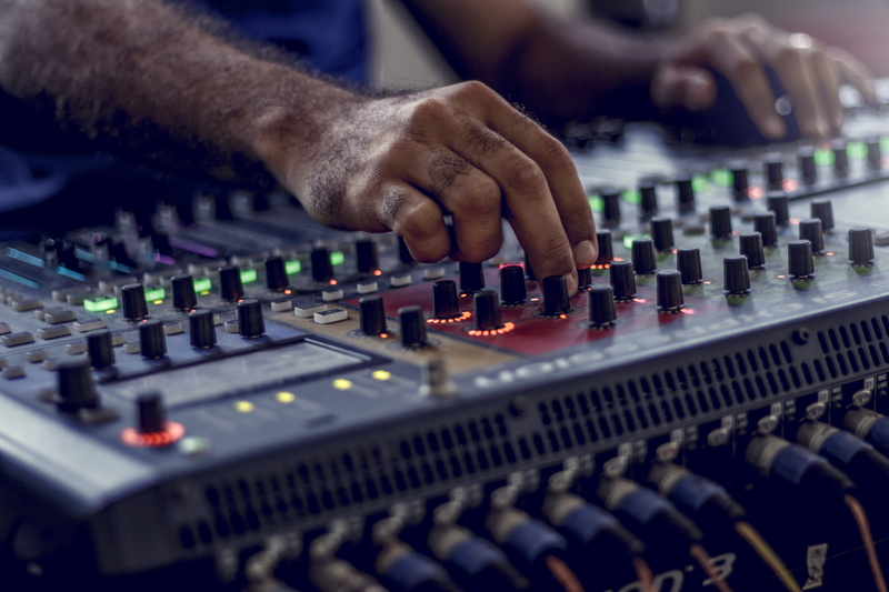 audio equipment, finger, 5K, music, brazil, complexity, sound setting, human hand, club dj, control panel, equipment, sound engineer, sound, sound controller