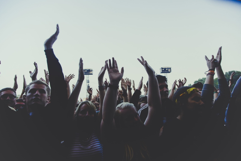 sunglasses, 4K, lifestyles, group of people, human arm, hand, fun, hand raised, crowd, light, festival, accessory, nightlife, leisure activity, event